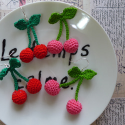 紅櫻桃耳環 · 夏日果宴 · 水果 · 蕾絲鉤織 · 垂墜式耳環 · 甜美風 · 第3張的照片