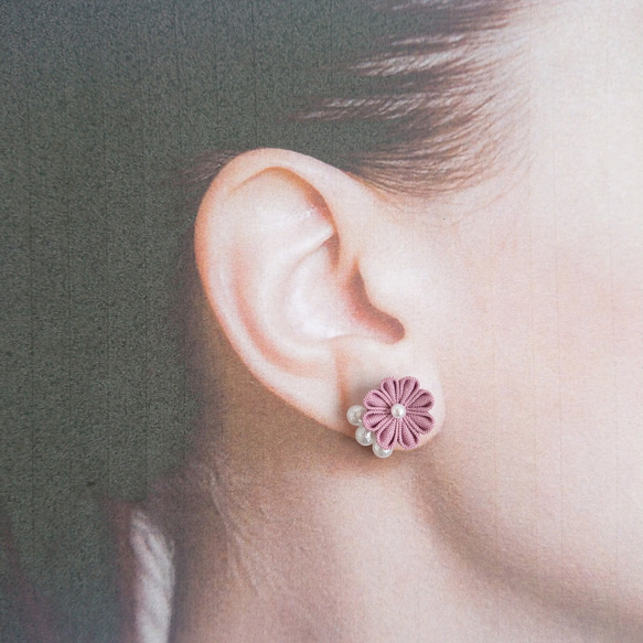 くすみピンクのお花 ピアス・イヤリング ピアス（スタッド・一粒
