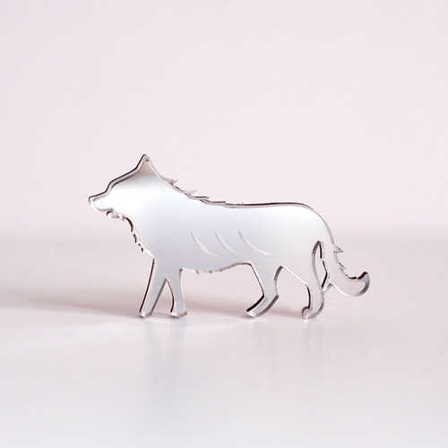 送料無料 狼ブローチ 「Maverick」 (木製スタンド＆ギフトケース付き