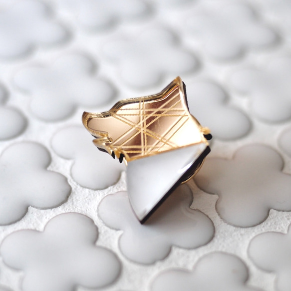 送料無料 2つ選べるピンバッジ+飾れるスタンド (ギフトケース