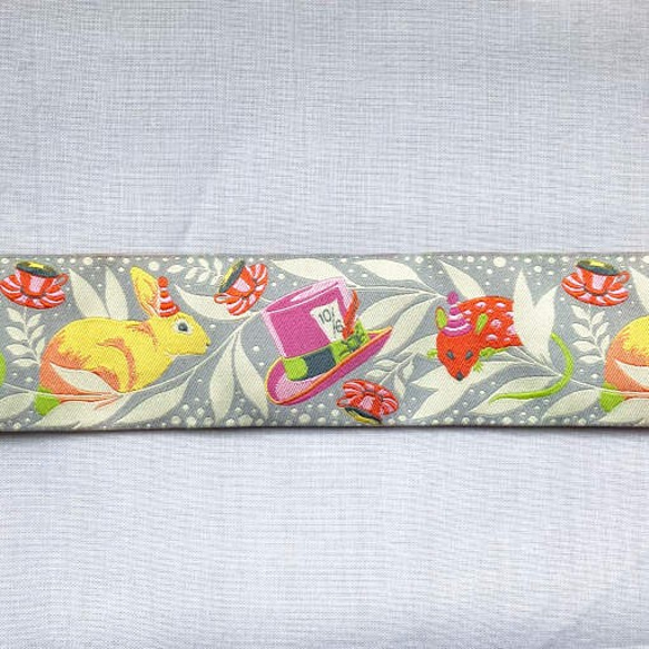 アメリカデザイン 刺繍リボン72cm アリスのお茶会とうさぎ ピンク　不思議のアリス 1枚目の画像