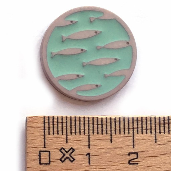 フランス ボタン 21mm 魚の群れ-メロングリーンXベージュ2個1180 2枚目の画像