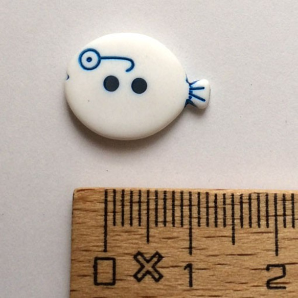 フランス製 ボタンメガネのお魚S-ホワイト   3個   B-880 2枚目の画像