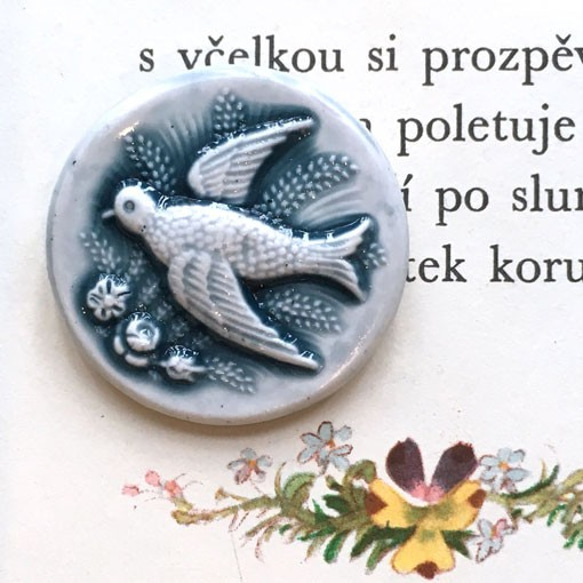 アメリカ製 アートストーンボタン-鳥と小花 ネイビー1209 1枚目の画像