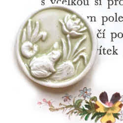 アメリカ製 アートストーンボタン-カエルと蓮グリーン1203 1枚目の画像
