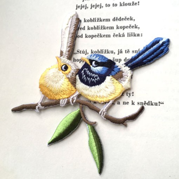 アップリケワッペン 枝の小鳥-2匹のキセキレイ 1341 1枚目の画像