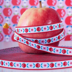 ドイツFB社 刺繍リボン 1m　りんごとフラワー ホワイト　r-0424 アップル　花 2枚目の画像