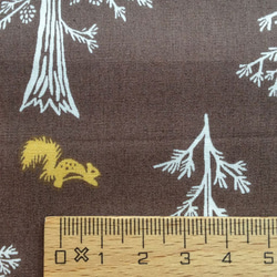 アメリカMonaluna プリント生地 カットクロス-West wood 松の木とリス 2枚目の画像