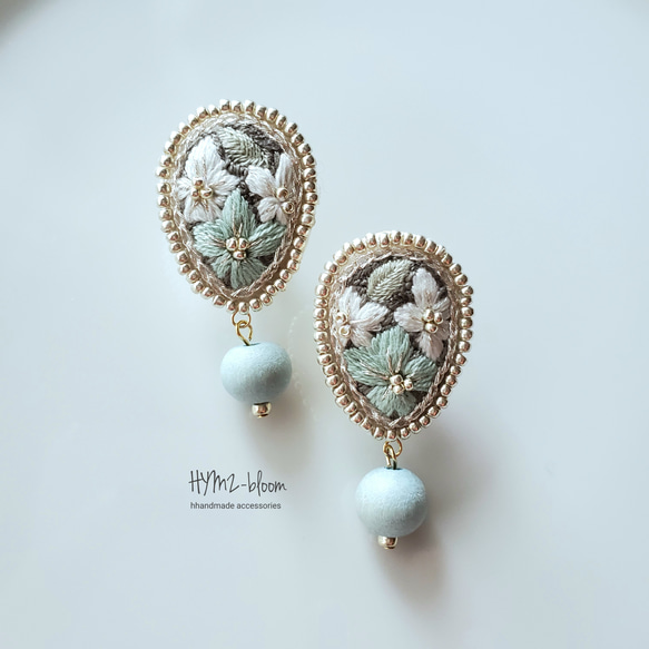 花束のしずく 水色 刺繍ピアス / イヤリング ピアス（スタッド・一粒
