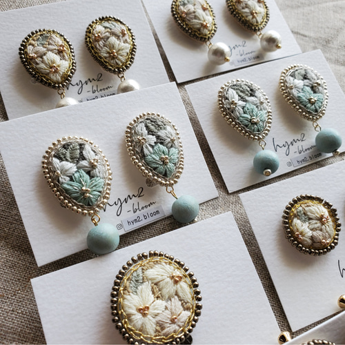 No.559 お花と雫ビーズのハンドメイドピアス 水色 花束のしずく 水色 刺繍ピアス / イヤリング ピアス（スタッド・一粒