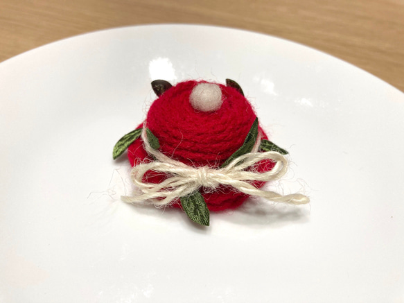 葉っぱのついた小さな帽子(ハリネズミ/小動物)赤 4枚目の画像