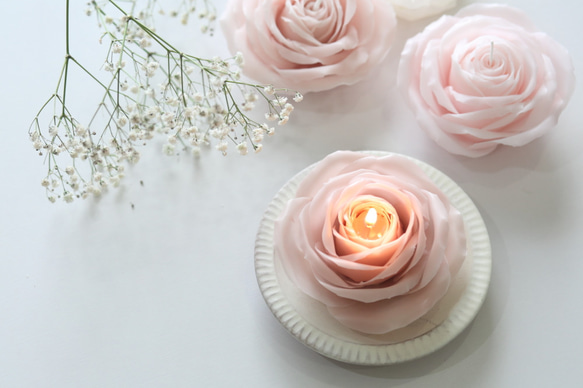 天然の蜜蝋　くすみピンクの薔薇キャンドル　 1枚目の画像
