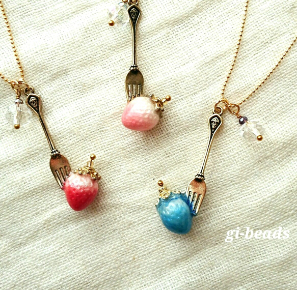 shinee*strawberry フォークいちごのネックレス 〈赤・ピンク・青