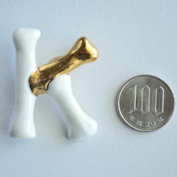 白磁金彩　骨イニシャルブローチ『K』 4枚目の画像