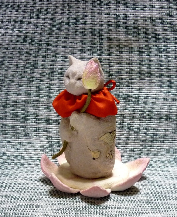 猫地蔵物語　蓮の花の上で蓮のつぼみを持つ猫地蔵様　江戸縮緬 4枚目の画像