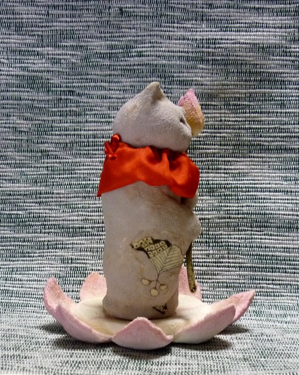 猫地蔵物語　蓮の花の上で蓮のつぼみを持つ猫地蔵様　江戸縮緬 6枚目の画像