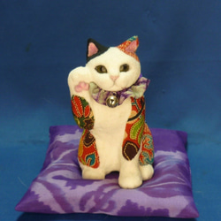 招福招き猫　華やか縮緬模様　紫の座布団付 1枚目の画像