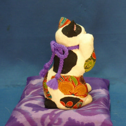 招福招き猫　華やか縮緬模様　紫の座布団付 5枚目の画像