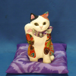 招福招き猫　華やか縮緬模様　紫の座布団付 9枚目の画像