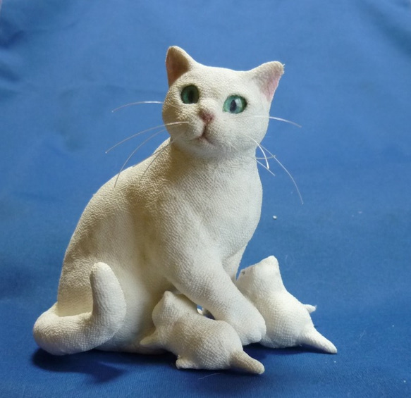白猫のニャンズ 青い目の白猫母さんと3匹の赤ちゃん猫 (送料無料