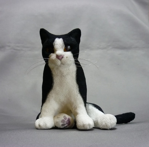 黒白猫さん　横座り　(送料無料) 2枚目の画像