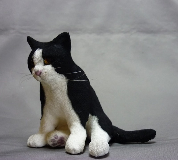 黒白猫さん　横座り　(送料無料) 4枚目の画像