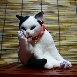 和猫百景　毛づくろいする白黒猫　古布の赤い江戸縮緬の首紐付 2枚目の画像