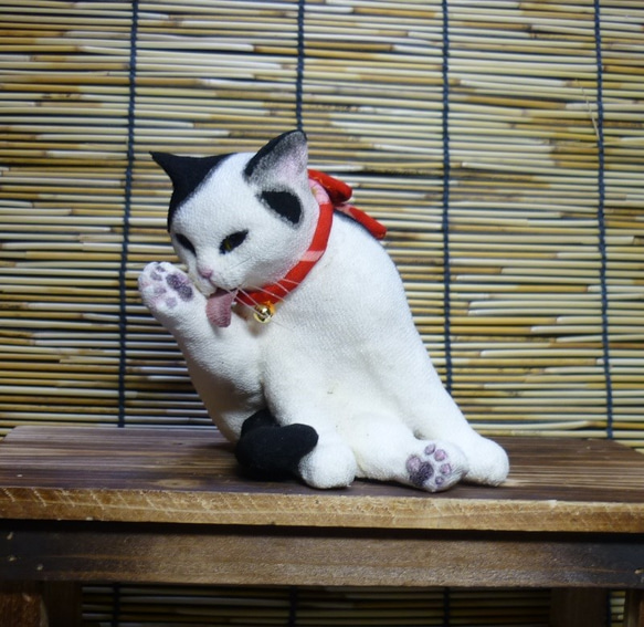和猫百景　毛づくろいする白黒猫　古布の赤い江戸縮緬の首紐付 3枚目の画像