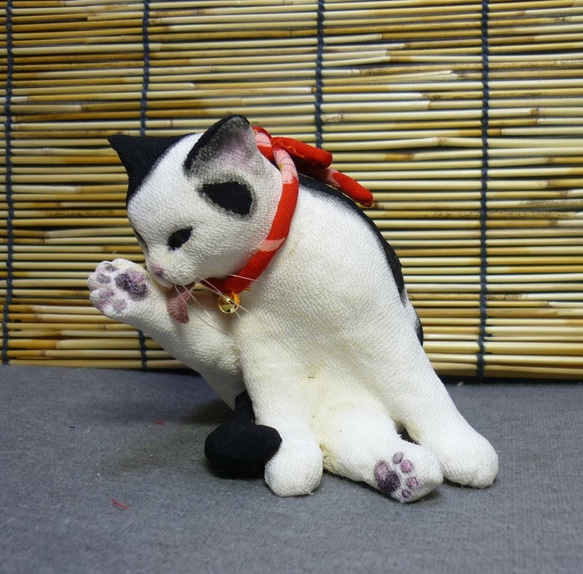 和猫百景　毛づくろいする白黒猫　古布の赤い江戸縮緬の首紐付 4枚目の画像