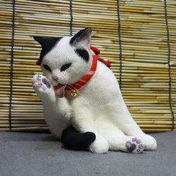和猫百景　毛づくろいする白黒猫　古布の赤い江戸縮緬の首紐付 1枚目の画像