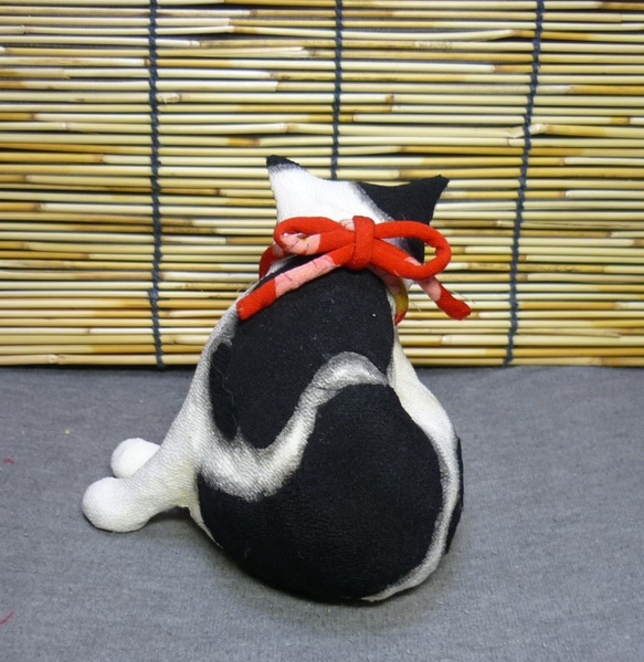 和猫百景　毛づくろいする白黒猫　古布の赤い江戸縮緬の首紐付 6枚目の画像