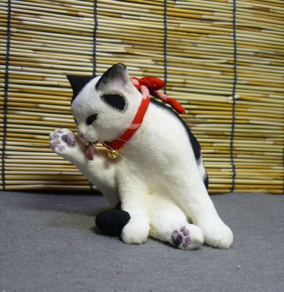 和猫百景　毛づくろいする白黒猫　古布の赤い江戸縮緬の首紐付 7枚目の画像