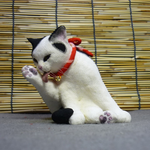 和猫百景 毛づくろいする白黒猫 古布の赤い江戸縮緬の首紐付