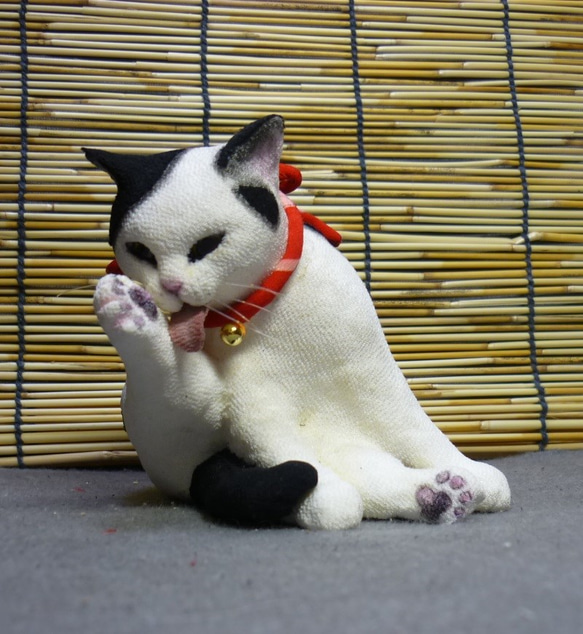 和猫百景　毛づくろいする白黒猫　古布の赤い江戸縮緬の首紐付 9枚目の画像