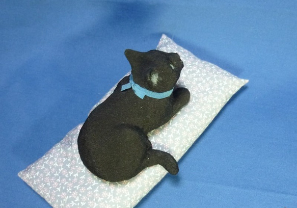 くつろぐ青い目の黒猫　長座布団付 3枚目の画像