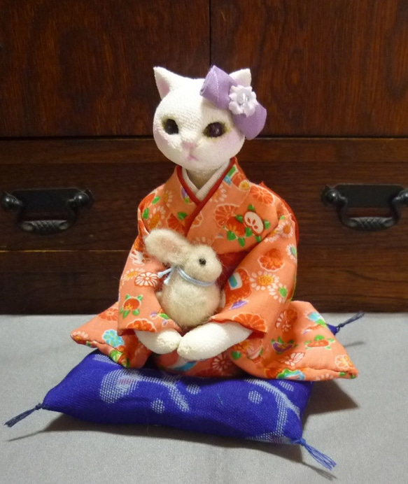 うさぎちゃんを抱いた木綿の着物の猫のお嬢さん　座布団付 2枚目の画像