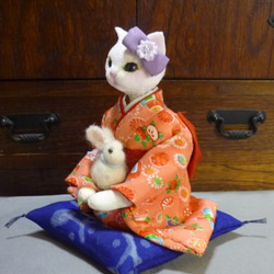 うさぎちゃんを抱いた木綿の着物の猫のお嬢さん　座布団付 3枚目の画像