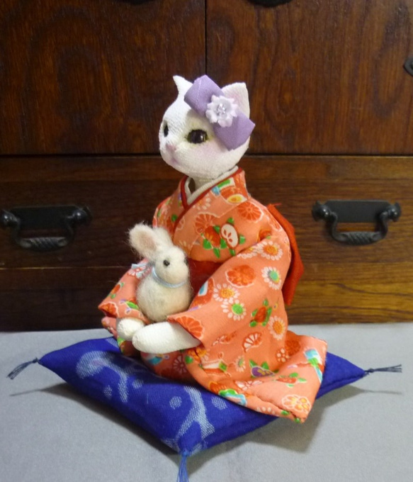 うさぎちゃんを抱いた木綿の着物の猫のお嬢さん　座布団付 3枚目の画像