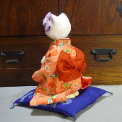 うさぎちゃんを抱いた木綿の着物の猫のお嬢さん　座布団付 5枚目の画像