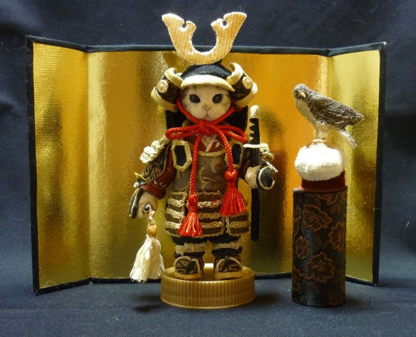 五月人形　猫　武将猫　鎧　兜　スコ座り　陶器　縁起物置物　招き猫 招き猫 武将猫 五月人形 鎧 兜 1点物 陶器 縁起物置物