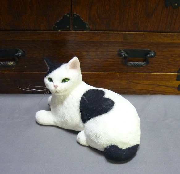 ハートの模様のある白黒猫 5枚目の画像