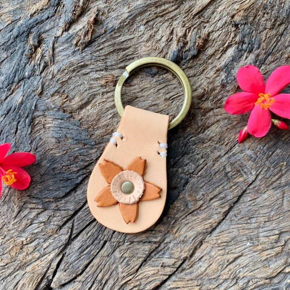 【以花之名】鑰匙圈 - 棕色款｜皮革手作｜免費刻字 第1張的照片