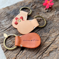 【以花之名】鑰匙圈 - 棕色款｜皮革手作｜免費刻字 第4張的照片