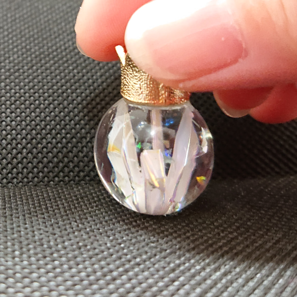 【チャーム】水晶と折り鶴が入った珠 4枚目の画像