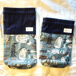 SALE 巾着袋わんこいっぱい柄パープルグレー　裏生地付き　マチあり　大（左） 1枚目の画像