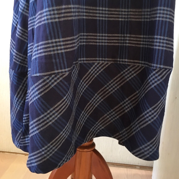 襟と裾が特徴の春ワンピ　フランネル・ブルーチェック巾着袋つき 4枚目の画像