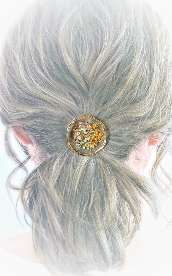 小花を飾った髪飾り＊ウェーブリングのヘアゴム 1枚目の画像