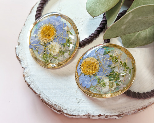ブルーノースポールと小花＊レジンのヘアゴム／押し花、金糸入り