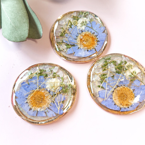 ブルーノースポールと小花＊レジンのヘアゴム／押し花、金糸入り
