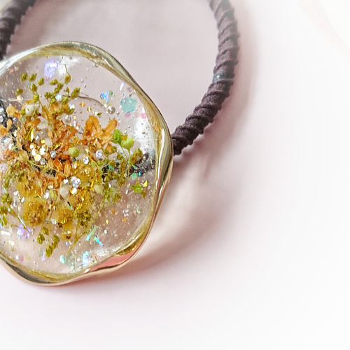 グリーンと可愛いお花をちりばめた レジンのヘアゴム／金木犀、ミモザ